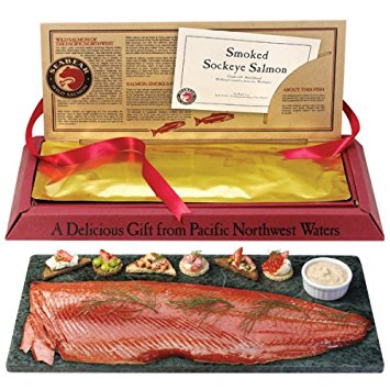 Внешний вид ретортной упаковки с пластом копченого лосося внутри и вариант праздничной подачи этого продукта к столу
