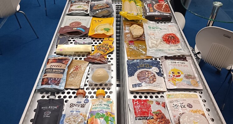 Образцы готовой еды, выпущенной по технологии Steri Ace, на поддонах — выставка K-FOOD EXPO 2026